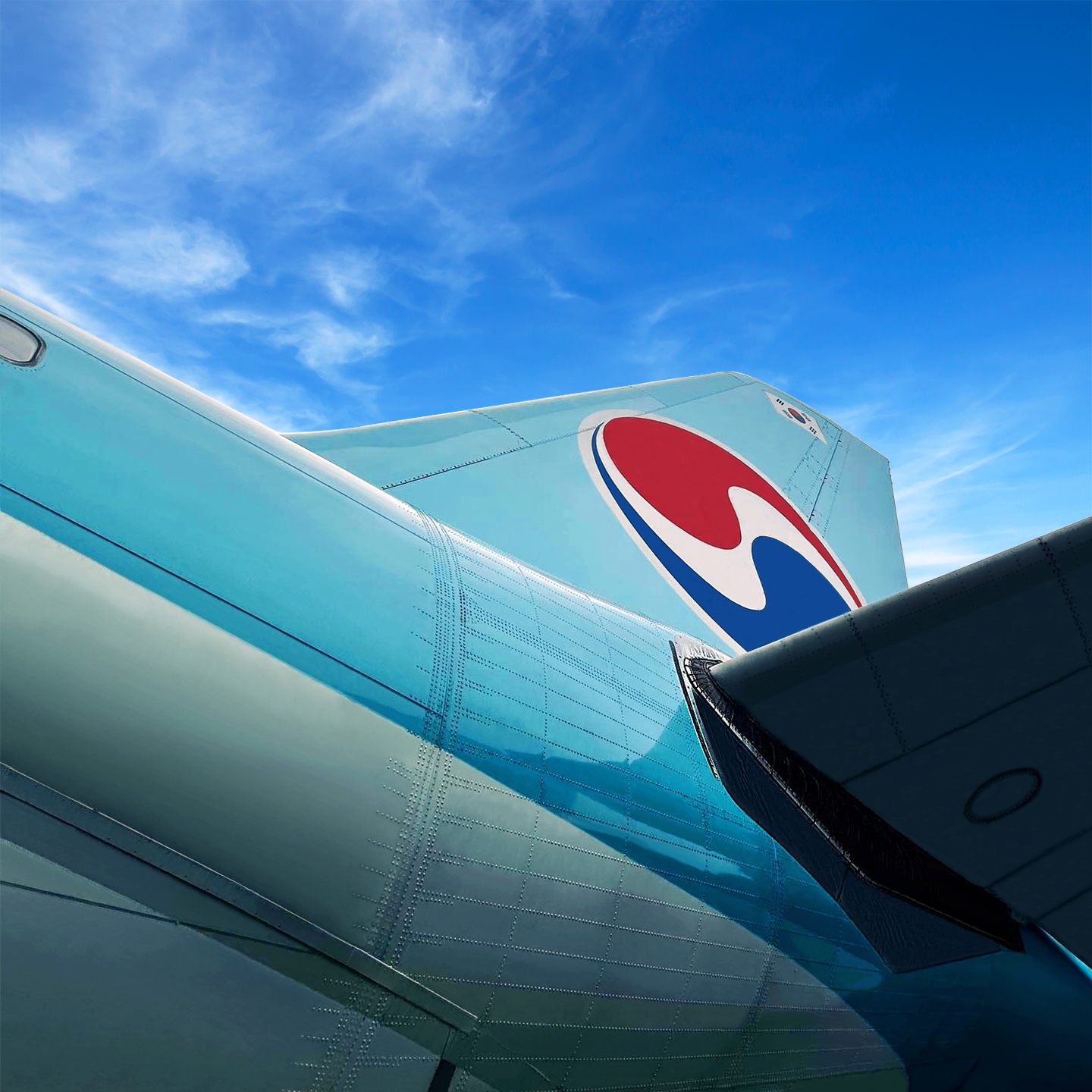 In a Rare Move  , South Korea’s  flag  carrier  Korean Air  wants  other  carriers  to  share  it's  Incheon-Los Angeles route  ,  but  Why ?