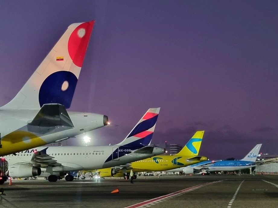 LATAM Airlines becomes third carrier eyeing Viva Colombia merger , after Avianca and JetSMART .
