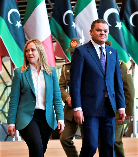 Breaking ! Italy lifts its 10-year ban on Libyan civil aviation over Italian airspace .