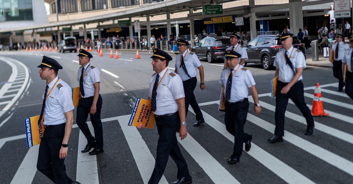 40%  Raises  and  Other  Benefits  in  a  $10  billion  Deal  Struck  by The Pilots  Of  United Airlines  and  The Union.