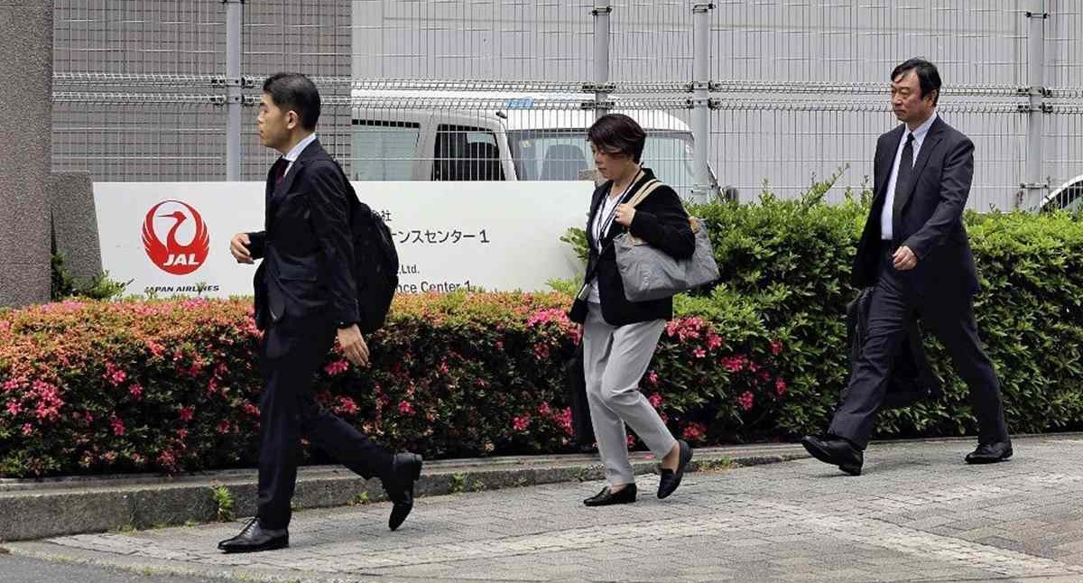 Citing Aviation Safety Concerns , Japan's Transport Ministry Conducts Extraordinary Emergency Inspection of JAL Facilities.