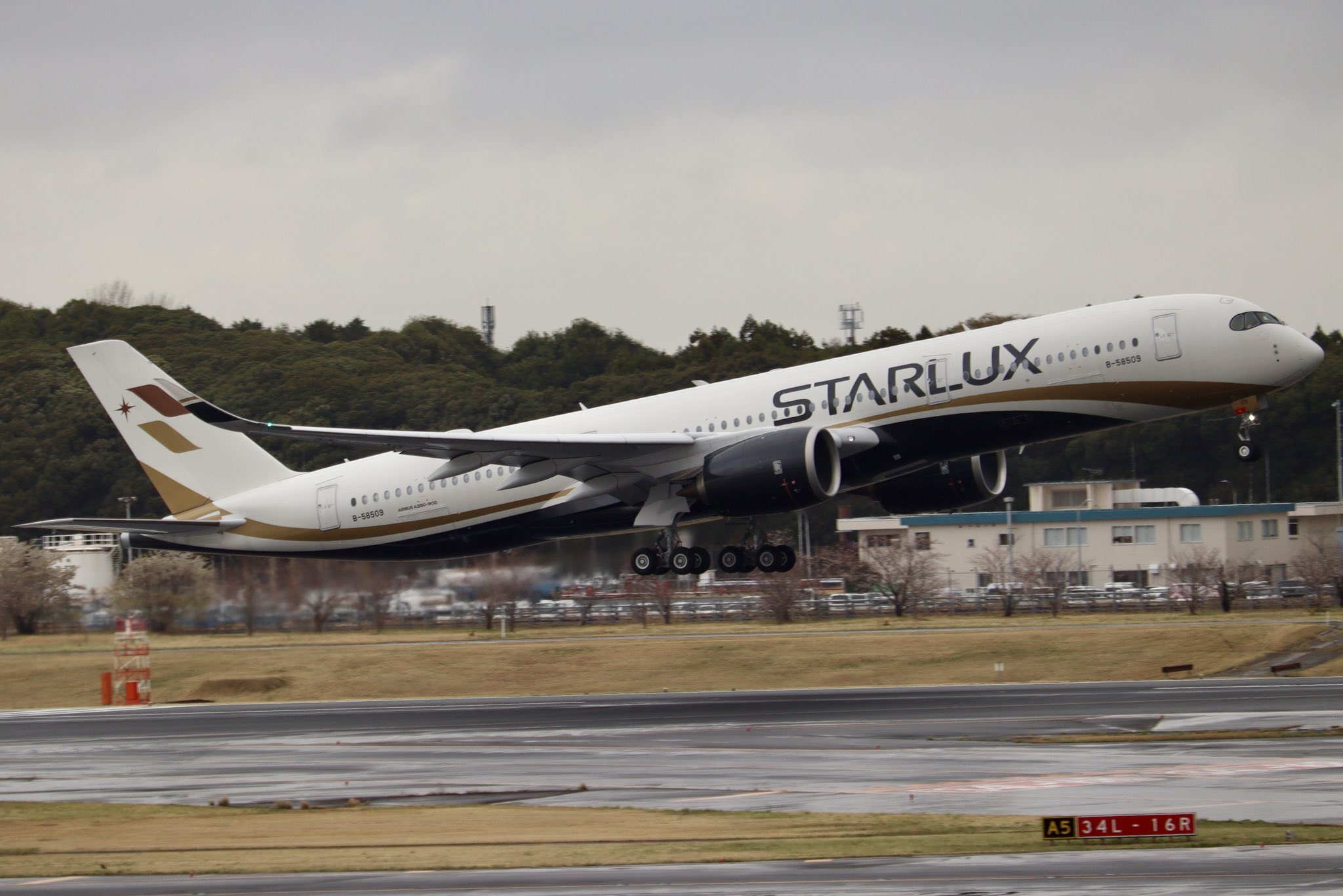 Starlux Airlines fined NT$300,000 for Age Discrimination against a Person who applied for the role of a Pilot and Cabin Cleaner at the same time.