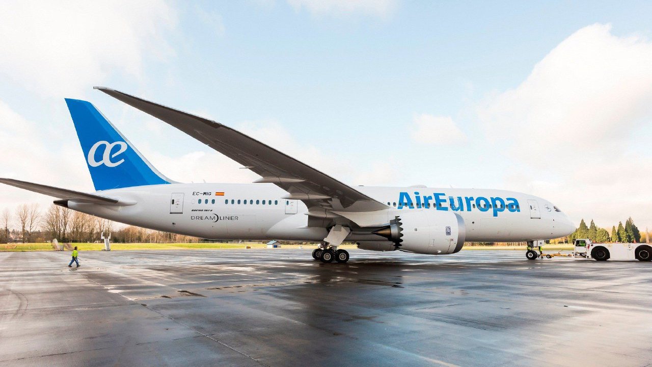 Venezuela now cancels Plus Ultra's flight permits and suspends Air Europa from all commercial activity.