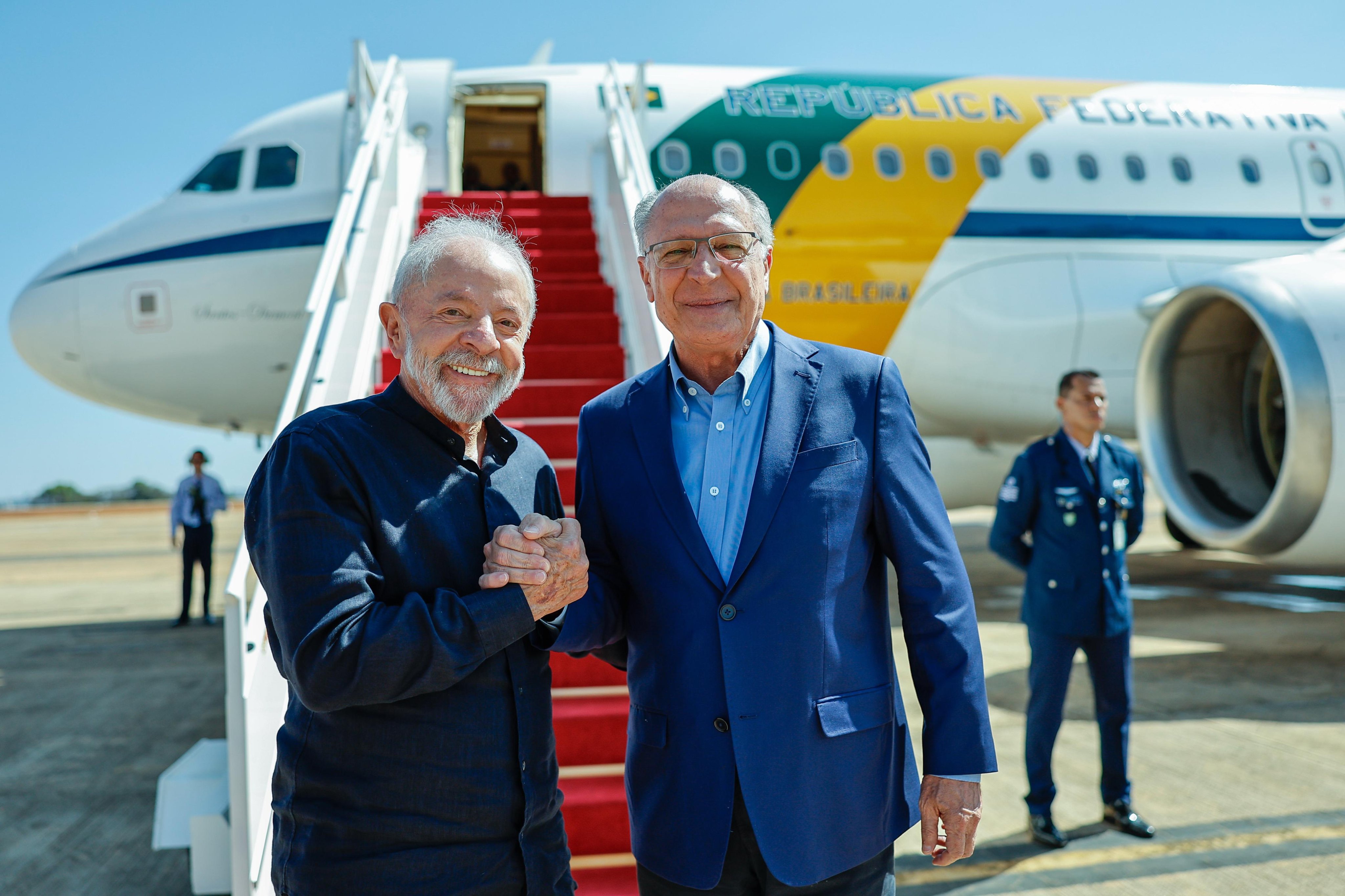 Brazilian President Luiz Inácio Lula is considering buying a new, billion-dollar Presidential plane.