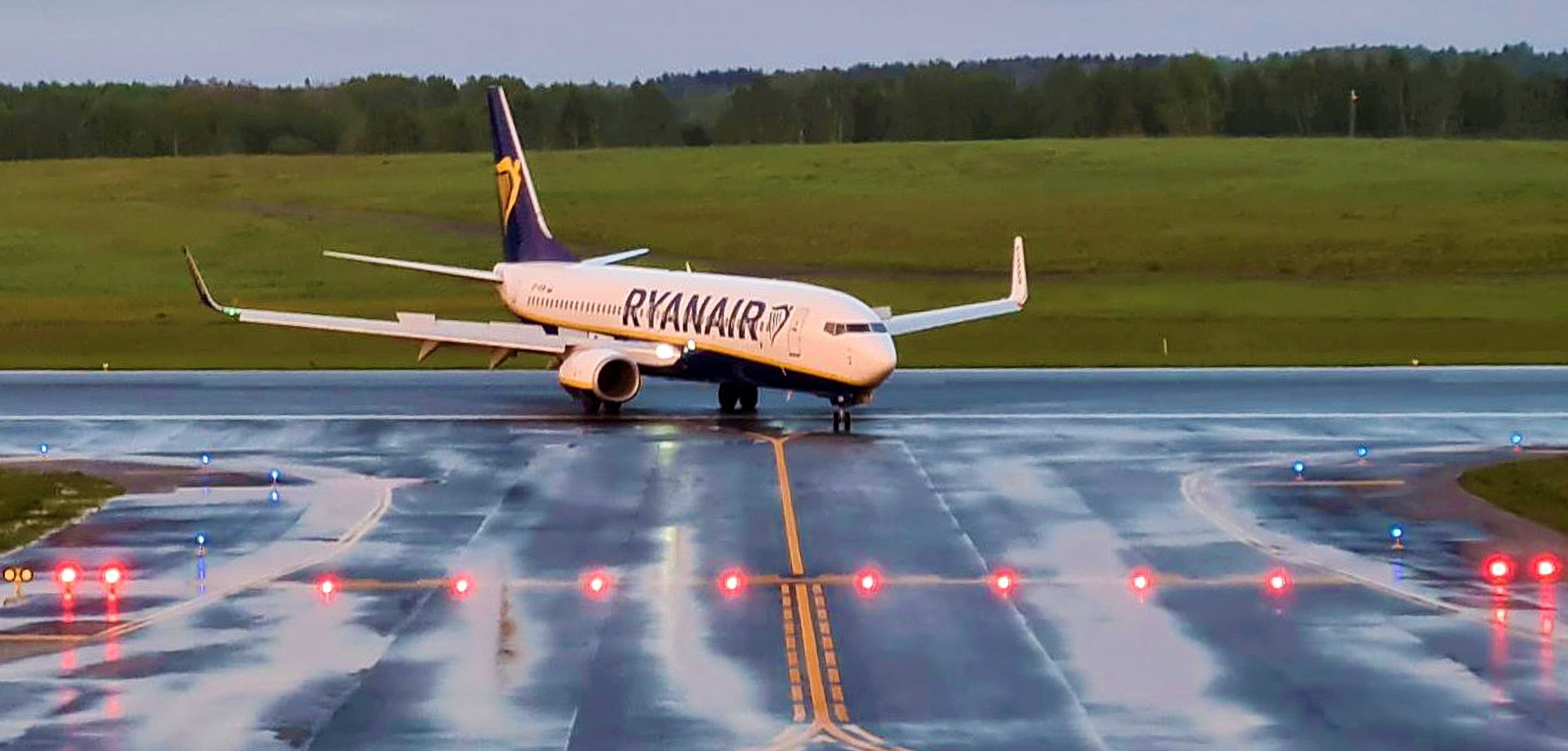 Ryanair boss Michael 'O' Leary asks U.K. to give up air passenger duty , talks about Belarus issue !